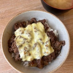 ข้าวหน้าเนื้อสไลด์ผัดซอสญี่ปุ่นx mozzarella cheese