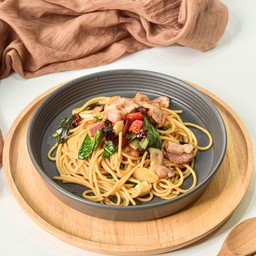 สปาเกตตี้ผัดพริกแห้งเบคอน (Spaghetti with Dried Chili & Bacon)