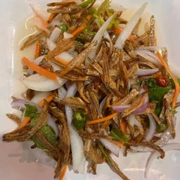 ยำปลาตัวเล็ก