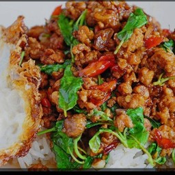 กระเพราเนื้อไข่ดาวรสเผ็ดจัดจ้าน