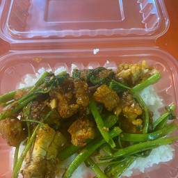 ข้าวพริกแกงหมูกรอบผักบุ้ง