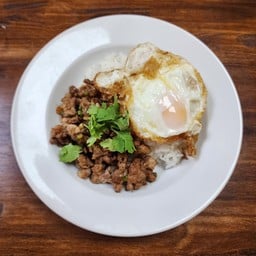 กระเทียมพริกไทยราดข้าว