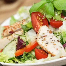 สลัดผักธัญพืชอกไก่ ไข่ต้ม