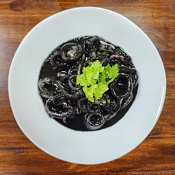 ปลาหมึกผัดน้ำดำ (กับข้าว)