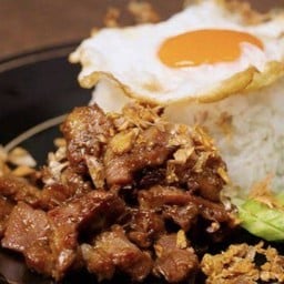 ข้าวกระดูหมูอ่อนทอดกระเทียม