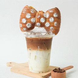 ลาเต้เย็นโบว์ครัวซองต์ (Iced Latte Bow Croissant)