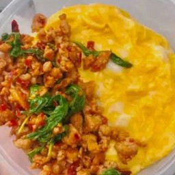 กระเพราไก่สับไข่ข้น