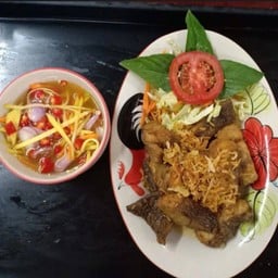 ปลากระพงราดน้ำปลา(ปลาเป็นชิ้น)