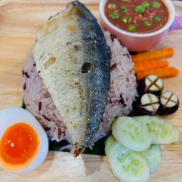 ข้าวน้ำพริกปลาทูไข่ต้มผักสด