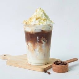 ลาเต้เย็นครีมมะพร้าว ซอลต์ครัมเบิ้ล (Salted Crumble Coconut Cream Latte)