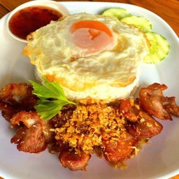 ข้าวกระดูกหมูอ่อนใบพาย ทอดกระเทียม