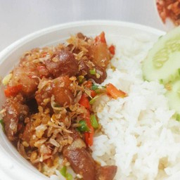 ข้าวราดหมูสามชั้นทอดผัดพริกเกลือ