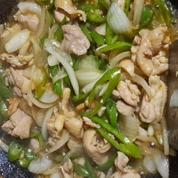 ไก่ผัดพริกชี้ฟ้าราดข้าว