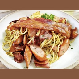 Spaghetti with Spicy Bacon & Sausage สปาเก็ตตี้ไส้กรอกพริกเบคอน