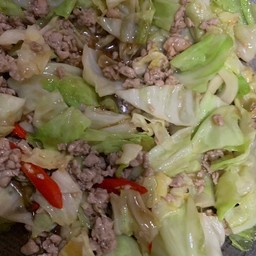 ผัดกะหล่ำปลีใส่หมูสับ-ราดข้าว