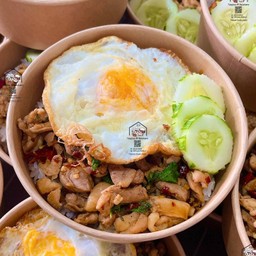 กะเพราไก่ชิ้น+ไข่ดาว