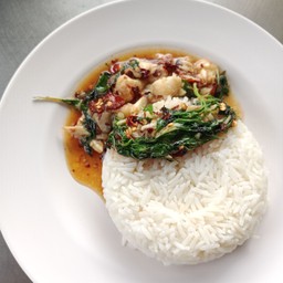 กระเพราเนื้อปูราดข้าว