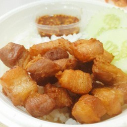 ข้าวราดหมูสามชั้นทอดน้ำปลา