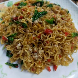 ผัดกะเพรามาม่าหมูสับ