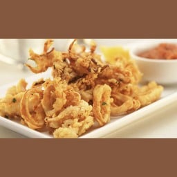 Calamari Fried with Garlic & Pepper ปลาหมึกทอดกระเทียมพริกไทย