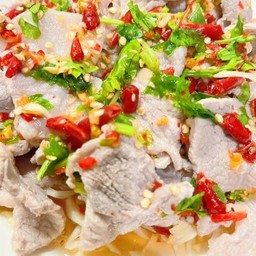 [อร่อยซ่ากับโค้ก] หมูมะนาวเป็นกับ +  โค้ก ออริจินัล (ขวด) 