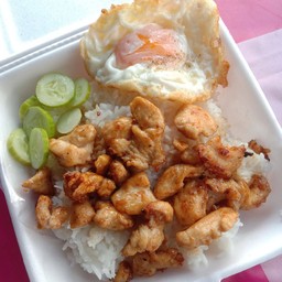 ข้าวราดไก่ กระเทียม.ไข่ดาว