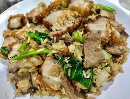 ข้าวผัดไข่ใส่หมูกรอบ