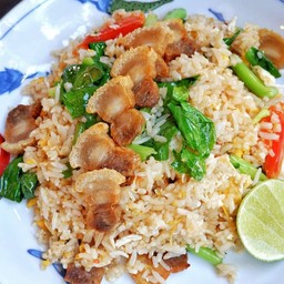 ข้าวผัดหมูกรอบ