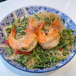 เส้นหมี่ผัดกระเฉดกุ้ง