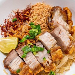 บะหมี่แห้งหมูกรอบ