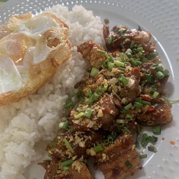 ข้าวหมูกรอบคั่วพริกเกลือ