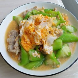 บวบผัดไข่ ใส่ไก่