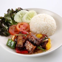 ข้าวผัดพริกไทยดำหมูกรอบ