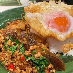 กะเพราไข่เยี่ยวม้า ราดข้าว