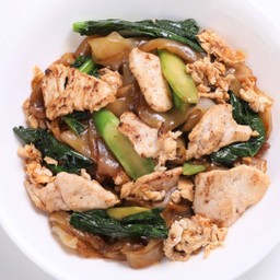 ผัดซีอิ๊วไก่