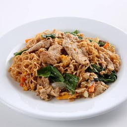 ผัดมาม่าหมูหมัก