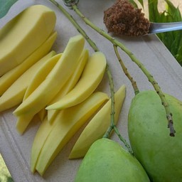 มะม่วงแก้วขมิ้นกับพริกเกลือ