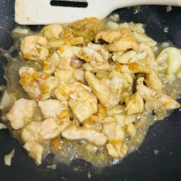 อกไก่นุ่มผัดกระเทียมพริกไทย(ผัดด้วยน้ำสต็อค)