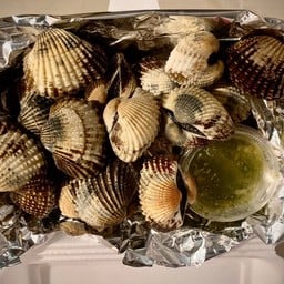 ยืนยงกุ้งเป็นทะเลเผา