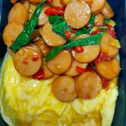 ข้าวกระเพราไส้กรอก ไข่ข้น