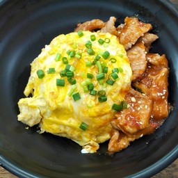 ข้าวราดไก่ผัดซอสสุกี้+ไข่