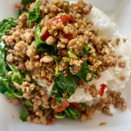 [อร่อยซ่ากับโค้ก] กระเพราหมูสับรสเด็ด +  โค้ก ออริจินัล (กระป๋อง)
