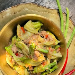 ผัดดอกแคกะปิไก่สับ