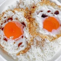 ข้าวไข่ดาว 2 ฟอง (มีซอสแม็กกี้ให้)