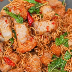 มาม่ากะเพราหมูกรอบ รสเด็ด