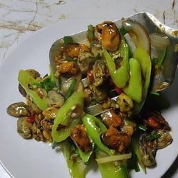 ข้าวราดหอยแมลงภู่ผัดพริกหยวก