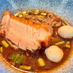 บะหมี่หมูกรอบน้ำตก ใส่กล่องพร้อมทาน