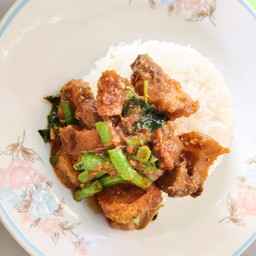 ข้าวพริกแกงหมูกรอบ