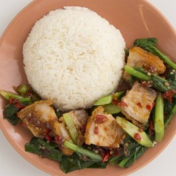 ข้าวคะน้าหมูกรอบ