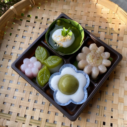 ขนมรวม 4 อย่าง